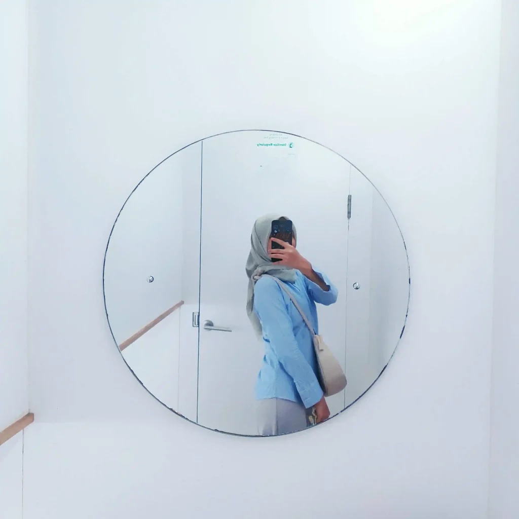 perempuan foto depan kaca 